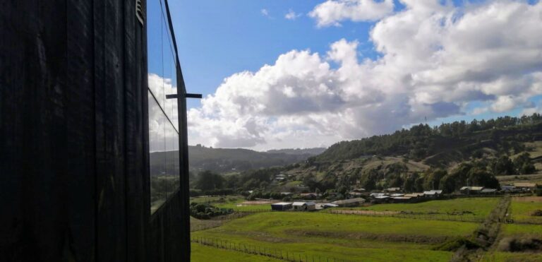 Vista al campo y cerros de Pupuya